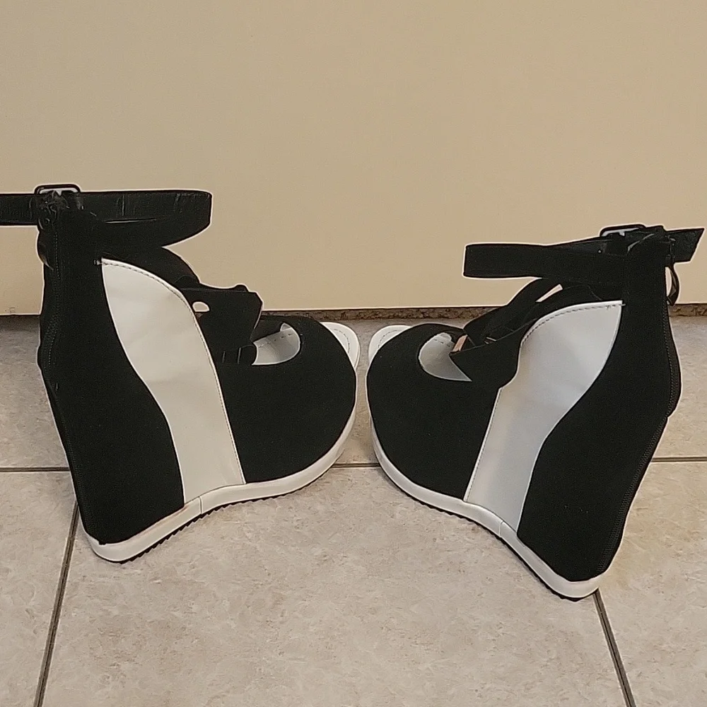 Women's peep toe platform wedge black and white Size 38 (7-7.5US)